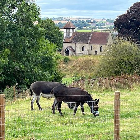 ホテル Hedgehog Glamping Pod School House Farm Leighton  エクステリア 写真