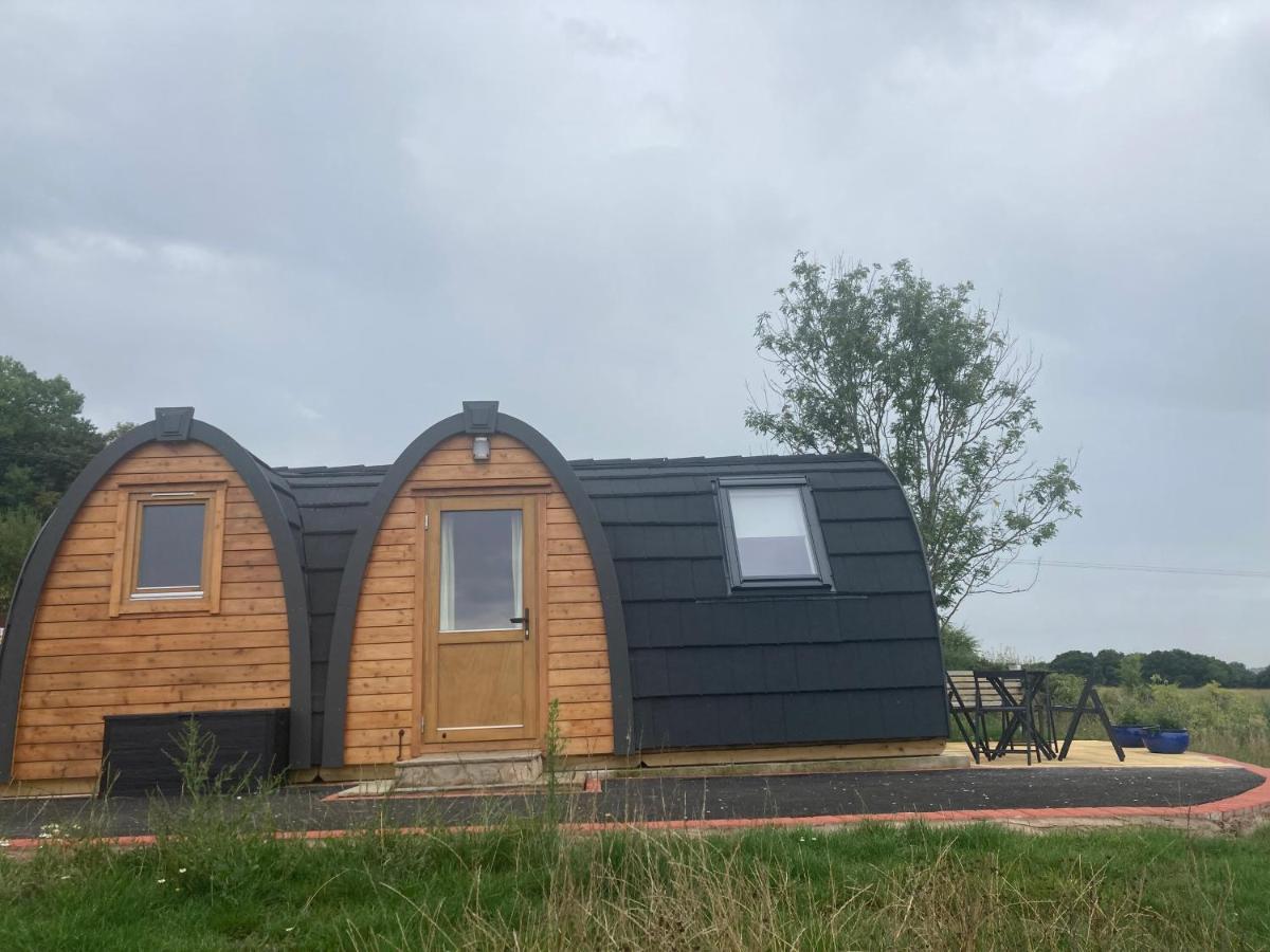 ホテル Hedgehog Glamping Pod School House Farm Leighton  エクステリア 写真